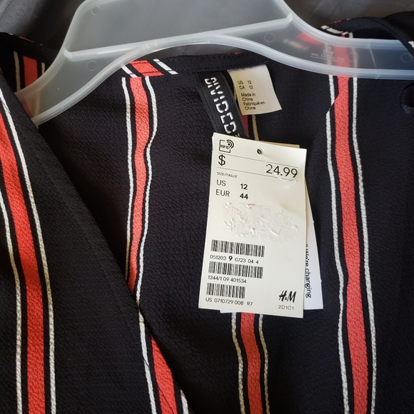 ⛔️Gone to Goodwill!⛔️ H&M Wrap Dress - Picture 3 of 4